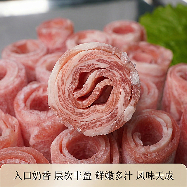 [主图 3] 优质羊肉风味卷细节特写，微观展示肉质纹理
[氛围/风格] 微距特写生鲜风格，自然暖光，突出细腻肉质质感
[画面元素] 放大展示原图片羊肉卷的切面和肉质纹理，保留原卷造型，聚焦展现脂肪与瘦肉分层细节，突出细腻如初的肉质特点，画面整体保持干净，主体占据大部分区域
[配色色系] 主色调：鲜肉粉红色，脂肪奶白色；辅助色：餐具浅米色
[视角构图] 微距特写俯视，景深极浅突出纹理细节
[文字版式] 画面底部半透明渐变底框，横向排列四个亮点 "入口奶香 层次丰盈 鲜嫩多汁 风味天成"，白色细体字，均匀分布，不遮挡主体纹理，保证清晰可读
[比例分辨率] 1:1 比例，2k 分辨率，保留原产品纹理特征，优化光影对比