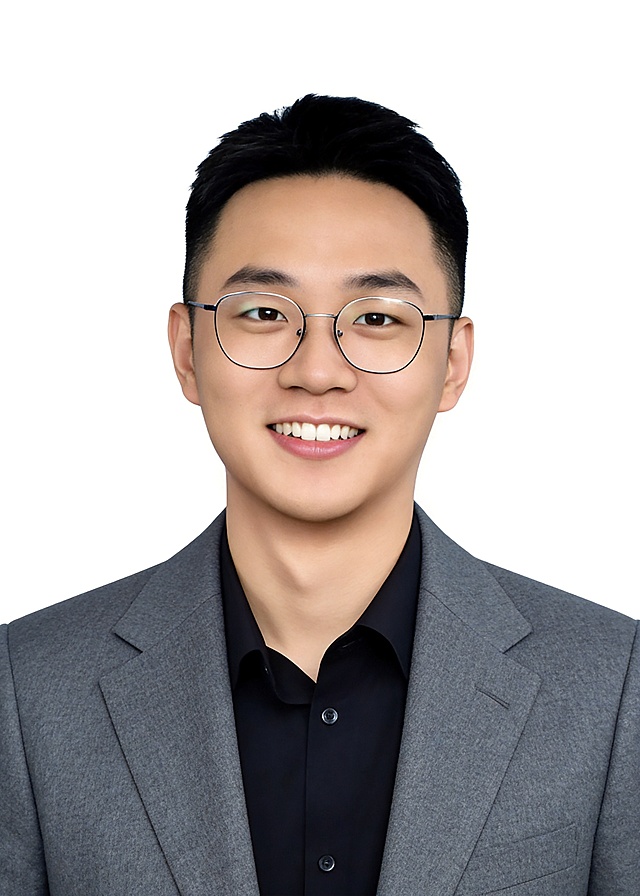 保留第一张图中人物发型,脸型,年龄特征生成标准样式纯正面证件照;人物主体严格居中,头部大小与位置严格对齐第二张图,双肩水平平衡,面部中轴线对齐画面中心,正视前方;标准证件照构图,人物绝对居中;头顶上方距离上边缘高度10%,下巴距离画面下边缘高度30%,人物主体占比约68%;肩部平展与画面水平轴平行;头部占比严格对齐第二张图;标准焦段50mm,纯正面,入境范围头部至胸部以上区域,F/4光圈(兼容F/2.8-F/4区间),平视视角(镜头与人物视线完全齐平),正视视图;人物绝对居中(居中构图),位于画面中心;严格限定标准证件照规格;视线水平(瞳孔连线与画面水平线平行);提亮肤色,消除暗沉,清透裸妆,隐形毛孔,均匀肤色,唇色自然提亮;肤色白皙细腻,肤质呈现匀净哑光质感(自然白皙);轻透裸妆+重点提亮;唇色润泽(半哑光质地);眼神澄澈,看向镜头,气质自信,嘴角微微上扬表情自然;耳廓可见度一致;肩部平展,肩线与画面水平轴平行;头肩比例协调呈现;免冠,不戴帽子,无头饰,无发带;身着修身精纺羊毛混纺面料的灰色西装外套(平驳领设计,面料呈细腻微微哑光质感);内搭黑色高支精梳棉衬衫,佩戴眼镜,眼镜无反光;柔和正面顺光均匀柔光,面部明亮无硬影,背景均匀提亮,画质清晰,零噪点降噪;面部清晰;背景亮度均匀统一;高清锐利画质,细节清晰可见;零噪点处理;色彩还原自然,均匀柔和布光,无明显阴影,面部光影干净,柔光正面打光,自然光影过渡,皮肤质感细腻,哑光质感;双耳对称露出,双肩水平且平衡,头部占比严格对齐垫图,禁止大头照(画面铺满画布,无边框留白);专业证件照质感,高清人像质感,细腻皮肤纹理,严格按照第一张图内容生成,分辨率4K,极简纯色白色背景，画面比例5:7