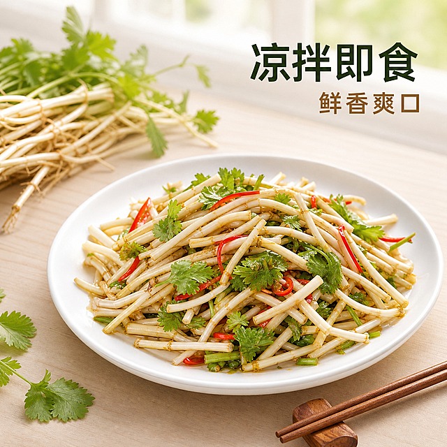 [主图-4] 鲜农有鸣 折耳根（鱼腥草）食用场景图，高端简约风格，展示家常凉拌食用方式。
[统一基调] 整体风格高端简约、自然清新，以自然绿色和米白色为主色调，标题字色为深墨绿，辅助字色为暖棕色，强调色为鲜绿色；字体使用简洁无衬线黑体，字形干净利落，字号层级分明；画面元素少而精，留白充足，无多余装饰。
[画面] 画面中央是一个简约的白色陶瓷盘，盘中盛放着凉拌好的折耳根（鱼腥草），切段整齐，点缀着红色辣椒丝与绿色香菜叶，色泽诱人；盘子旁边放着一双木质筷子，背景是浅木色餐桌与虚化的厨房窗边自然光；画面左上角有新鲜折耳根原料小束作为呼应；整体呈现家常美食场景，干净有食欲。
[光影质感] 窗边自然柔光，从侧上方照射，在餐盘与折耳根表面形成柔和光泽与自然阴影，食物质感真实诱人，整体光影温暖舒适，高级美食摄影风格。
[配色] 主色调为米白与浅木色，折耳根为白绿相间，点缀红色辣椒与绿色香菜，文字为深墨绿与暖棕色，整体色调温暖清新，高端有质感。
[文字版式] 画面右上角文字区域，主标题「凉拌即食」大号粗体深墨绿，下方辅助文案「鲜香爽口」小号暖棕色，文字右对齐，排版简洁，留白充足，不遮挡食物主体。
[输出要求] 1:1正方形，2048×2048，2K分辨率，文字清晰可读，食物清晰诱人，无变形错字，无水印无平台Logo，无违规极限词，画面干净高端。