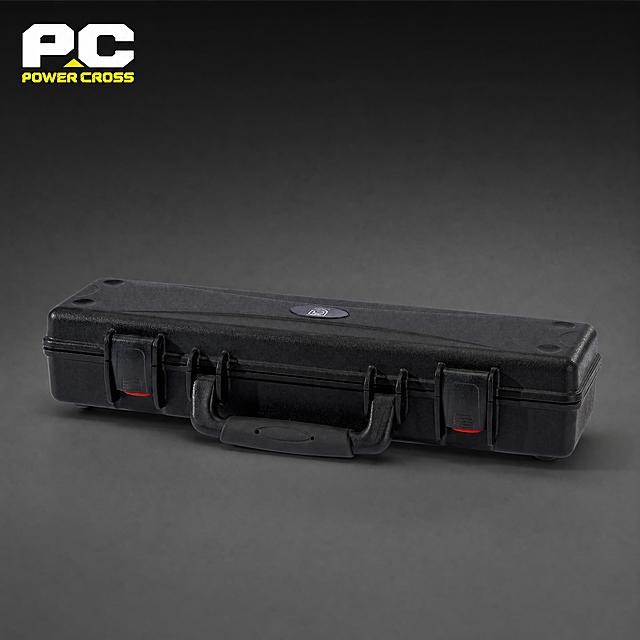 超写实专业工业产品棚拍摄影。
主体：长条款手提防护箱严格参照上传产品图【图3】，完整保留产品主体、外形结构、比例、颜色、正面提手、双锁扣、顶面脚垫、顶面Logo、光影和材质质感，与原图完全一致；不重绘产品，不改变产品任何细节，不裁切主体；产品角度、朝向、姿态与原图完全相同；产品居中摆放，占画面约65%，边缘清晰锐利。
背景：高级深工业灰摄影棚背景，哑光纯色灰黑渐变，上深下浅平滑过渡，细腻磨砂质感，干净简约，无杂物、无文字、无图案、无花哨装饰。
地面承载：背景与地面自然衔接，地面为同色系深灰色哑光磨砂质感，与背景渐变融合无明显边界。
投影：产品下方保留淡淡柔和投影，投影形状贴合箱体底部轮廓，深浅过渡自然，体现真实重量感，不生硬不发虚。
左上角元素：将【图6】品牌Logo（PC POWER CROSS：白色PC字母+黄色三角+黄色POWER CROSS文字）完整放置于画面左上角，Logo不改变任何细节、颜色、字形、比例和镂空结构，直接作为贴图叠加在背景上，大小适中，不遮挡产品主体。
光影：保持原图产品光影和材质质感，与新背景光场自然融合，专业工业产品摄影质感，突出黑色箱体主体。
参数：4K超高清，超写实，细节锐利。严格锁定宽高比为1:1。
严格禁止：在画面其他位置添加任何文字、汉字、数字、水印、标签、图案；禁止重画产品、改变箱体造型、改变颜色、改变角度、裁切主体；禁止改动或重绘Logo；禁止出现第二件产品；禁止背景出现任何场景物体、杂物、纹理。
