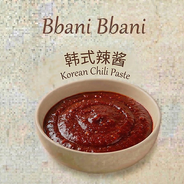 调整图片尺寸为正方形900×900，保留原有全部内容："Bbani Bbani"、"韩式辣酱"、"Korean Chili Paste"文字，保留碗装韩式辣酱美食展示，保留米白色肌理背景，保持原设计风格不变，裁剪为正方形