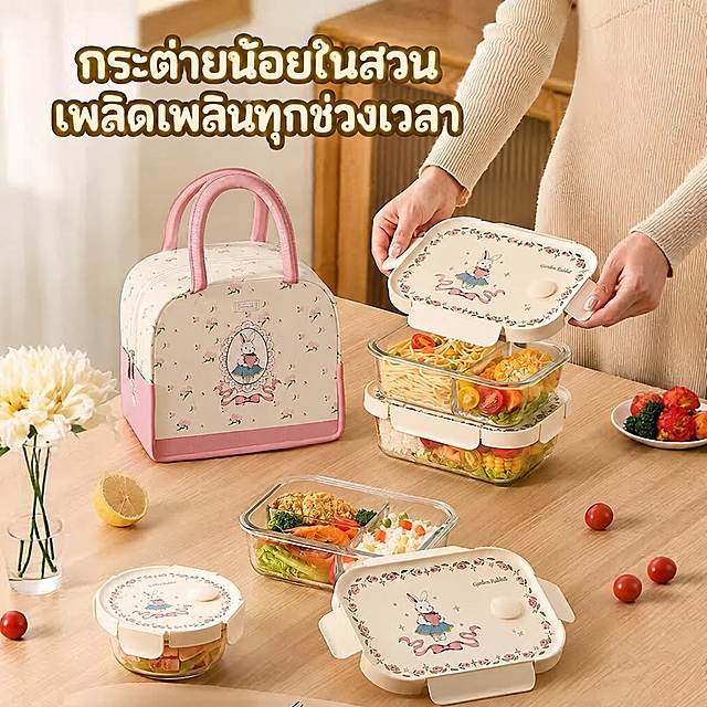 保持原图的构图、产品（花园小兔印花玻璃饭盒套装）、野餐布、花瓶、人物手部、桌面、光影、配色和字体风格完全不变，仅将图中左上角的中文标题替换为泰语：第一行「花园小兔」替换为「กระต่ายน้อยในสวน」，第二行「享趣味时刻」替换为「เพลิดเพลินทุกช่วงเวลา」。泰语文字保持原中文标题的金色描边立体卡通字体风格、相同字体大小、相同位置与排版，文字清晰无错字，不要出现任何中文。