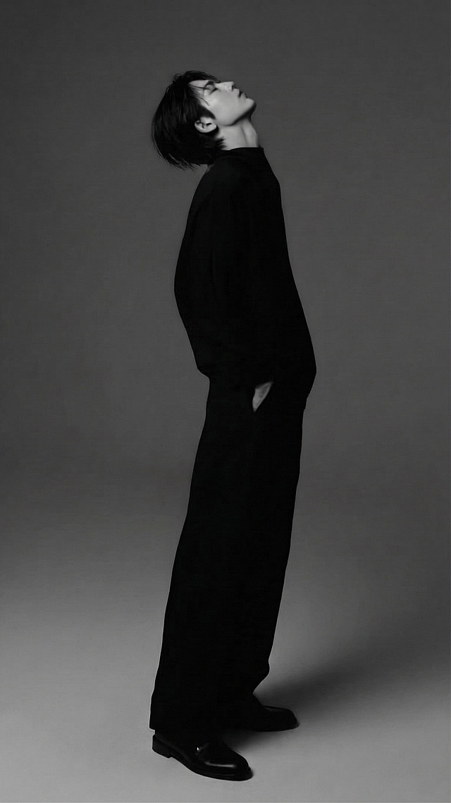 去掉人物脚下所有白色线条和白色形状，保留原人物和渐变灰色背景，去除后补全自然灰色背景，保持黑白风格不变