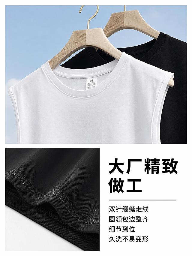 电商男装主图 大厂精致做工细节图。简约高级男装电商风。画中画拼贴版式 上方大图为白色和黑色两件无袖背心挂在木质衣架上 圆领部分特写 展示圆领包边整齐工艺 背景为浅蓝色天空。下方左图为黑色背心下摆双针绷缝走线微距特写 针脚细密整齐。下方右侧文字区域 上方大字文案 大厂精致做工 黑色粗体 下方小字 双针绷缝走线 圆领包边整齐 细节到位 久洗不易变形。保持背心外观材质颜色与输入产品图绝对一致 杜绝变形色差。商品主体占比约70%。商业摄影质感 光线柔和 细节锐利清晰。3:4比例 文字清晰可辨 超高清。负向提示词 变形 文字错乱 产品模糊 背景杂乱 水印 电商平台Logo