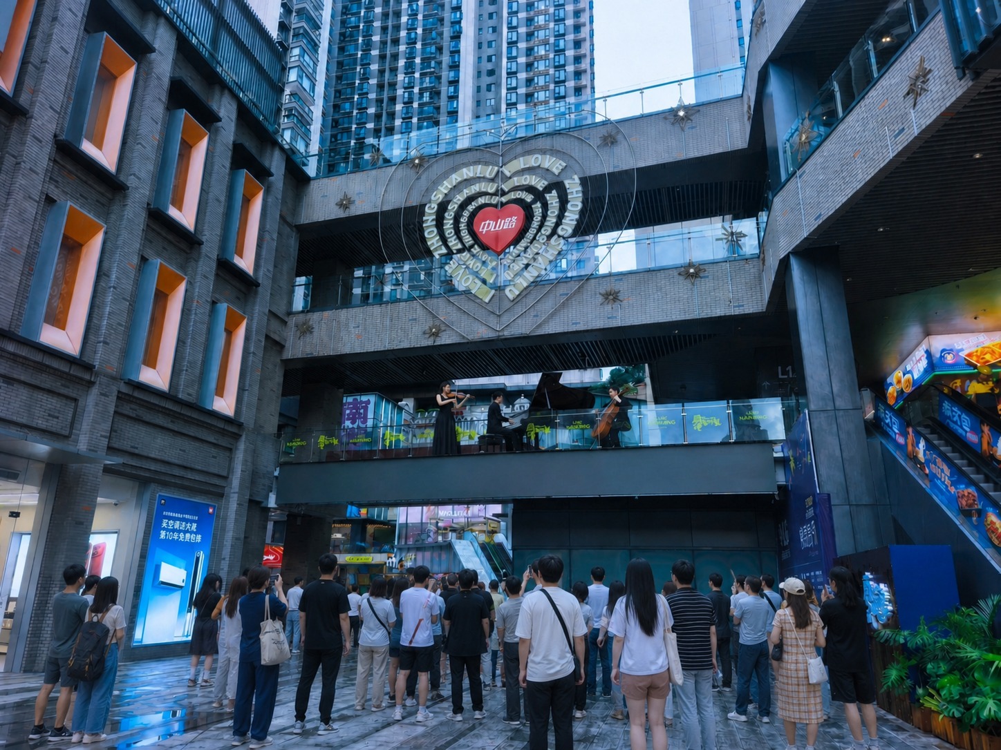 在地面广场区域增加一群正在观看演出的观众，观众姿态自然，有的站… - 图片创意预览