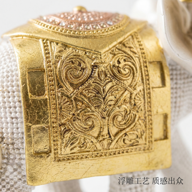 特写展示金色宫廷大象摆件背部的浮雕卷草花纹，突出手工雕刻的精致细节和金箔质感，简约浅背景，拼多多电商主图，小字文案'浮雕工艺 质感出众'预览效果