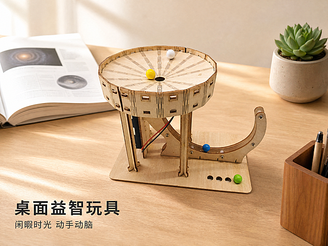 [第5屏] 桌面场景展示，DIY永动机木质拼装玩具摆放在家中桌面场景。本屏使用【图1】作为产品主体，保持产品原有结构、材质和颜色与原图完全一致。
[氛围/风格] 温馨居家风，真实生活场景，自然光线，治愈氛围。
[元素布局] 产品摆放在浅木色桌面上，位于画面中心位置，占据约60%画面空间。桌面周边点缀一些常见桌面物品：左侧放一本打开的科普书，右上角放一小盆绿色多肉植物，右下角放一个木质笔筒，丰富场景层次，背景模糊突出主体。
[光影质感] 自然侧逆光从左边照射，桌面形成柔和阴影，产品木质纹理温润清晰，整体光影自然通透，有真实居家氛围。
[配色色系] 全局背景：浅暖木色桌面+浅米白墙面；产品保留原木彩色滚珠；文字深灰近黑色，柔和不突兀。
[视角构图] 略微俯视的日常视角，景深适中，产品清晰，背景虚化，突出产品主体。
[文字版式] 左下角为主副标题区域，主标题"桌面益智玩具"加粗黑色，副标题"闲暇时光 动手动脑"浅黑色小字，文字不遮挡产品主体，清晰易读。
[比例分辨率] 单图比例4:3，4K超清分辨率，文字清晰可辨。
[负向提示词] 产品变形，结构错误，滚珠缺失，颜色偏差，水印，文字错乱，产品模糊，背景杂乱，光线过暗
