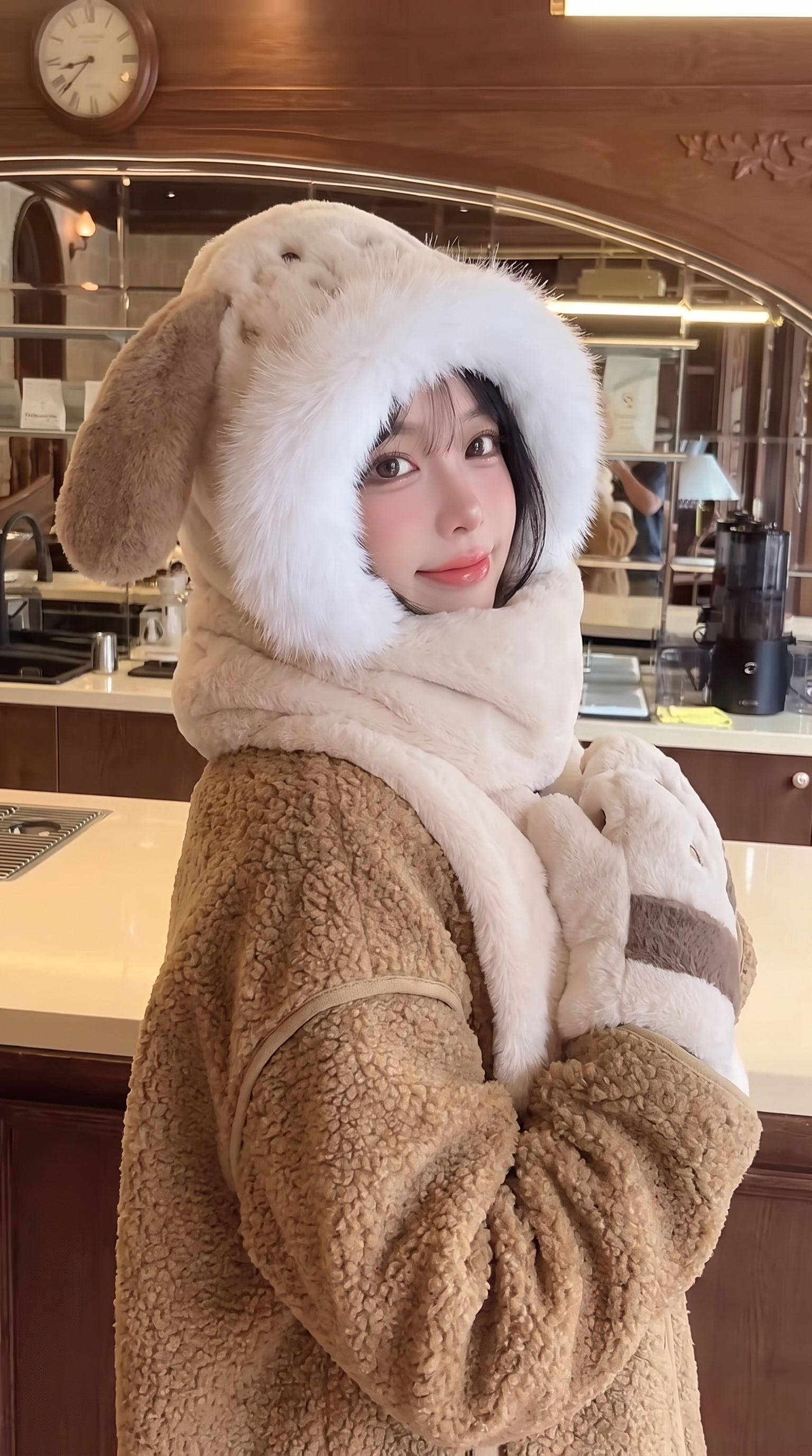 【主体保护指令】请保持参考图 1 中的【同一模特、同一服装、同… - 图片创意预览