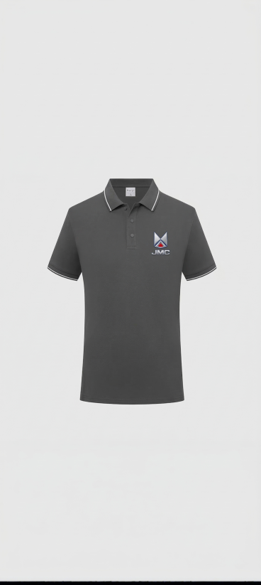 这是一件深灰色冰丝棉短袖polo衫，在衣服左胸口位置添加江铃汽车的品牌logo，做成汽车4S店的工作服，保持衣服款式不变，纯色背景，产品图风格，清晰写实预览效果