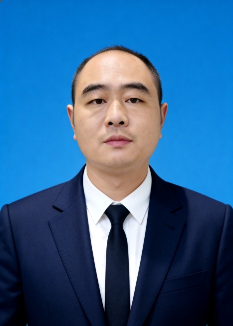保留第一张图中人物发型､脸型､年龄特征生成标准样式纯正面证件照;人物主体严格居中,头部大小与位置严格对齐第二张图,双肩水平平衡,面部中轴线对齐画面中心,正视前方;标准证件照构图,人物绝对居中;头顶上方预览效果