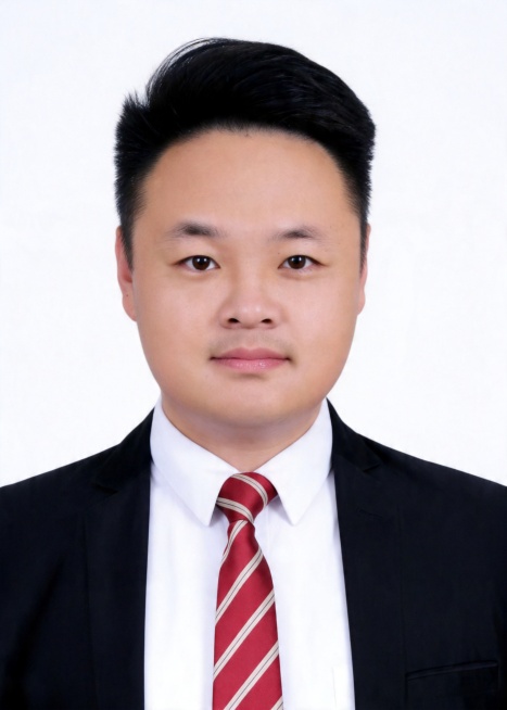 保留第一张图中人物发型､脸型､年龄特征生成标准样式纯正面证件照;人物主体严格居中,头部大小与位置严格对齐第二张图,双肩水平平衡,面部中轴线对齐画面中心,正视前方;标准证件照构图,人物绝对居中;头顶上方预览效果