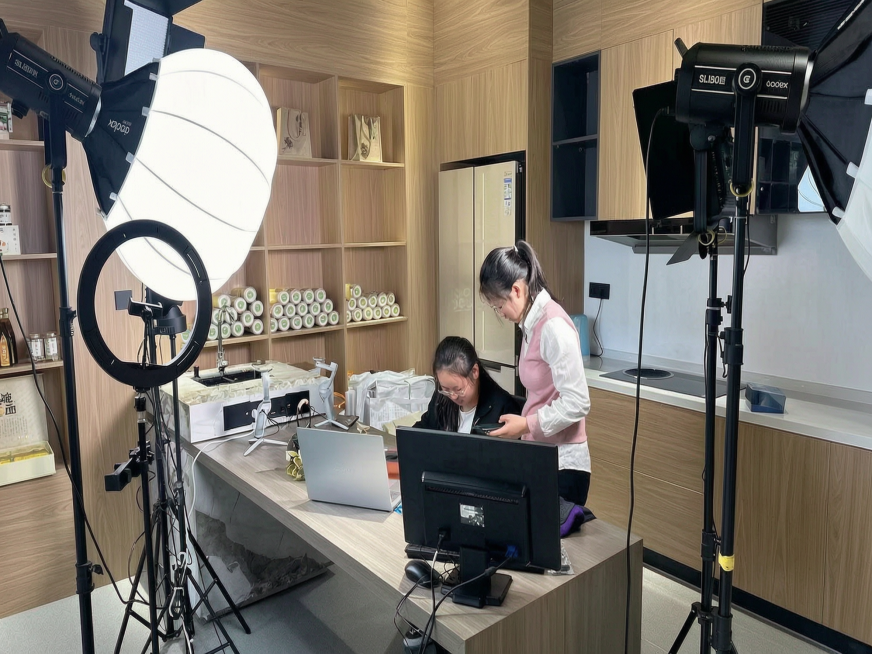 把图片变清晰，提升画面分辨率和画质，保留原图内容和构图预览效果