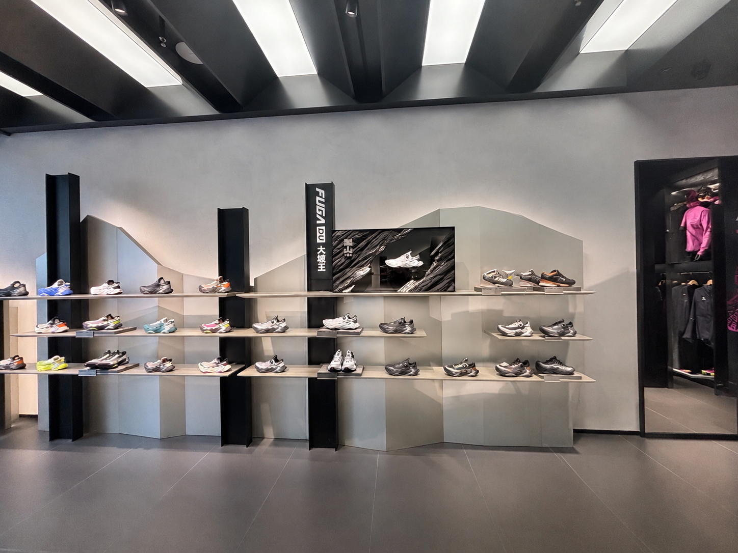移除画面右侧的"硬核实测"展示架（包括金属框架、展示牌、台面和… - 图片创意预览