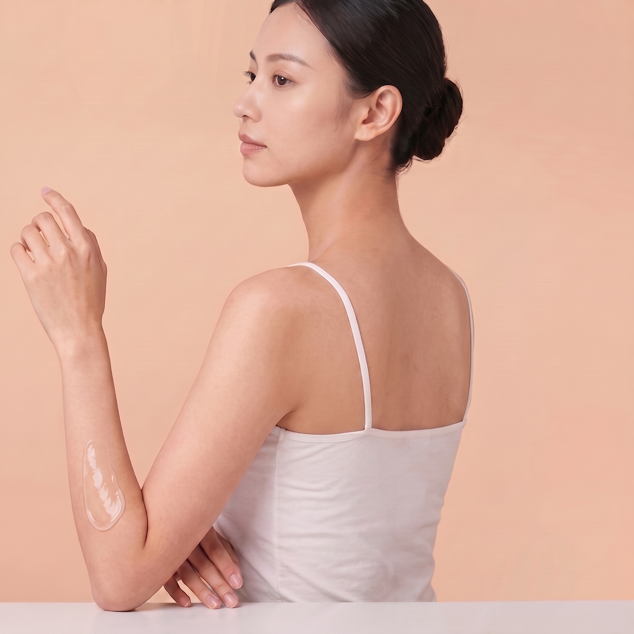 去除画面中的产品瓶身，去除后背景和桌面自然修复为与周围一致的浅… - 图片创意预览