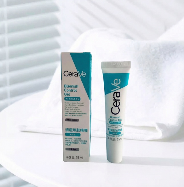 移除图中的帝皇蜂姿复原蜜精华产品，将CeraVe清痘焕肤啫喱的包装盒和管装产品放置在该场景中，保持场景的光影和风格一致预览效果