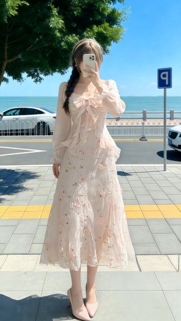 女生右手轻轻抚摸一下右肩同时往前走一步，然后右手温柔自然地扶一下手机同时往后退一步，随即用右手温柔自然的撩一下头发，然后马上开始沿着与镜子平行的方向横向行走，步伐轻盈自然，走的同时右手可爱俏皮地比耶，预览效果