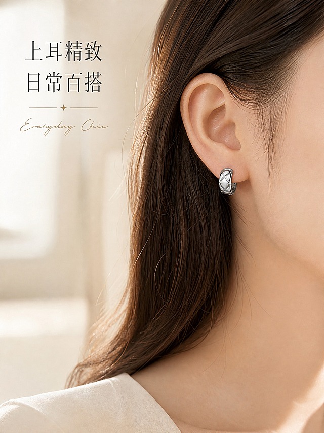 [主图-3] 菱格纹银色耳扣 佩戴效果展示 耳侧局部特写。
[统一基调] 精致轻奢高级珠宝风；背景主色=奶油白渐变浅香槟金；标题字色=深炭灰；辅助字色=中暖灰；强调色=香槟金；字体=现代纤细衬线体+小号手写英文装饰；组件=极简无厚重色块；光影=自然光感柔光，金属切面反光自然。
[画面] 亚洲女性右侧耳朵局部特写，佩戴一只菱格纹银色耳扣，展示上耳效果与佩戴比例。耳扣位于画面中心偏右，占画面约30%。人物肤色白皙，头发为深棕色自然垂落几缕在耳后，颈部与肩部露出小部分，穿着米白色简约上衣。耳扣与耳朵贴合自然，耳扣式结构清晰可见，菱格纹肌理在光线下有细腻反光。背景为虚化的浅米色室内环境，有柔和窗光。
[光影质感] 自然光感人像摄影质感，侧前方柔光照亮耳饰与脸部侧面，金属耳扣有自然高光，皮肤质感细腻，整体氛围温柔高级。
[配色] 浅米色暖调背景，银色耳扣，深炭灰文字，整体暖调统一。
[文字版式] 画面左上留白处，主标题「上耳精致 日常百搭」，下方小号手写英文「Everyday Chic」，纤细衬线体，文字不遮挡耳朵与耳饰。
[输出要求] 比例3:4竖版，2K分辨率，文字清晰，耳饰清晰锐利，人物自然真实，无畸形、面部扭曲、手指异常，无水印、平台Logo。