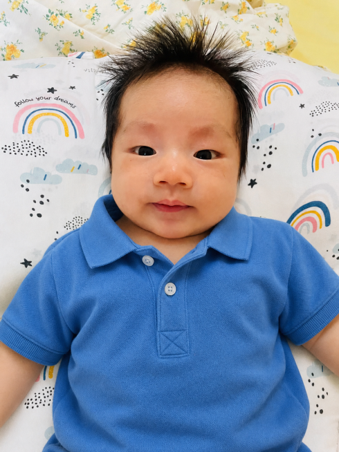 将图片中婴儿的衣服换成蓝色POLO衫，保留婴儿姿态和背景不变预览效果