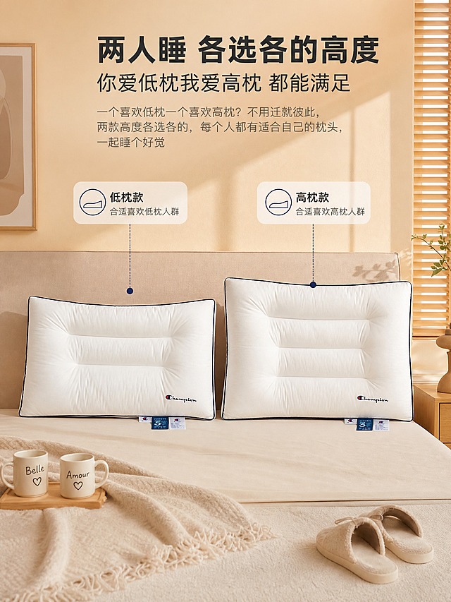 [商品] 使用【图9】蓝边分区枕头（两只并排立放，高低对比），保留枕头的白色主体、藏青蓝色滚边、Champion刺绣Logo、三道分区绗缝造型、蓝色和白色吊牌及标签文字；商品处理：自然理顺枕面褶皱，增强全棉面料纹理质感和缝线清晰度，突出高低枕并排的对比感，不改变枕头形状、颜色、结构和Logo位置。
[画面] 目标：卖点②场景4-夫妻/情侣不同高度需求。卧室大床场景，两只枕头并排放在床头，一高一低，表现夫妻/情侣两人不同高度需求都能满足。画面温馨和谐，有双人卧室的氛围感，旁边有情侣杯、双人拖鞋等暗示元素。枕头占画面约50%。
[视觉] 套系策略：风格=国内电商家纺温馨高级商业摄影风；标题字=现代粗黑体；正文字=简洁无衬线体；主色=暖米白；背景延展=基于暖米白做深浅层级、同色渐变和细腻织物/墙面质感；强调色=藏青蓝，仅用于小面积图标、引线和标签点缀；标题色=深炭灰；正文色=中暖灰；组件=圆角浅底信息卡、细线引线；光影=暖柔光，温馨和谐。
[文字] 上方主标题："两人睡 各选各的高度"，副标题："你爱低枕我爱高枕 都能满足"。下方说明："一个喜欢低枕一个喜欢高枕？不用迁就彼此，两款高度各选各的，每个人都有适合自己的枕头，一起睡个好觉"。文字横向排版，手机端可读。
[规格] 图片比例3:4竖版，4K，避免变形、错字、文字过小、枕头颜色改变、版型失真、极限词。