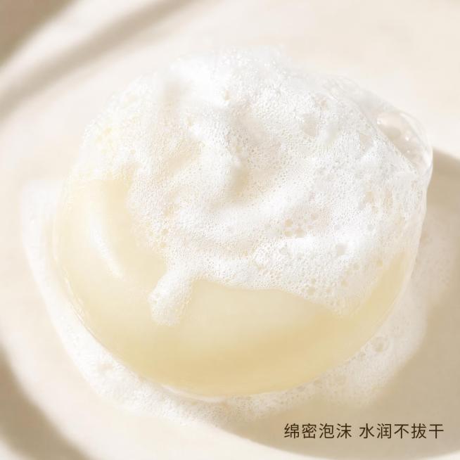 [主图-3] 花仙堂七子白养肤皂质地特写，展示绵密泡沫
[氛围风格] 低饱和米黄，水润干净，柔和自然光，真实使用质感
[画质] 商业摄影质感，光线柔和通透，产品清晰真实，画面干净高级
[元素] 微距特预览效果