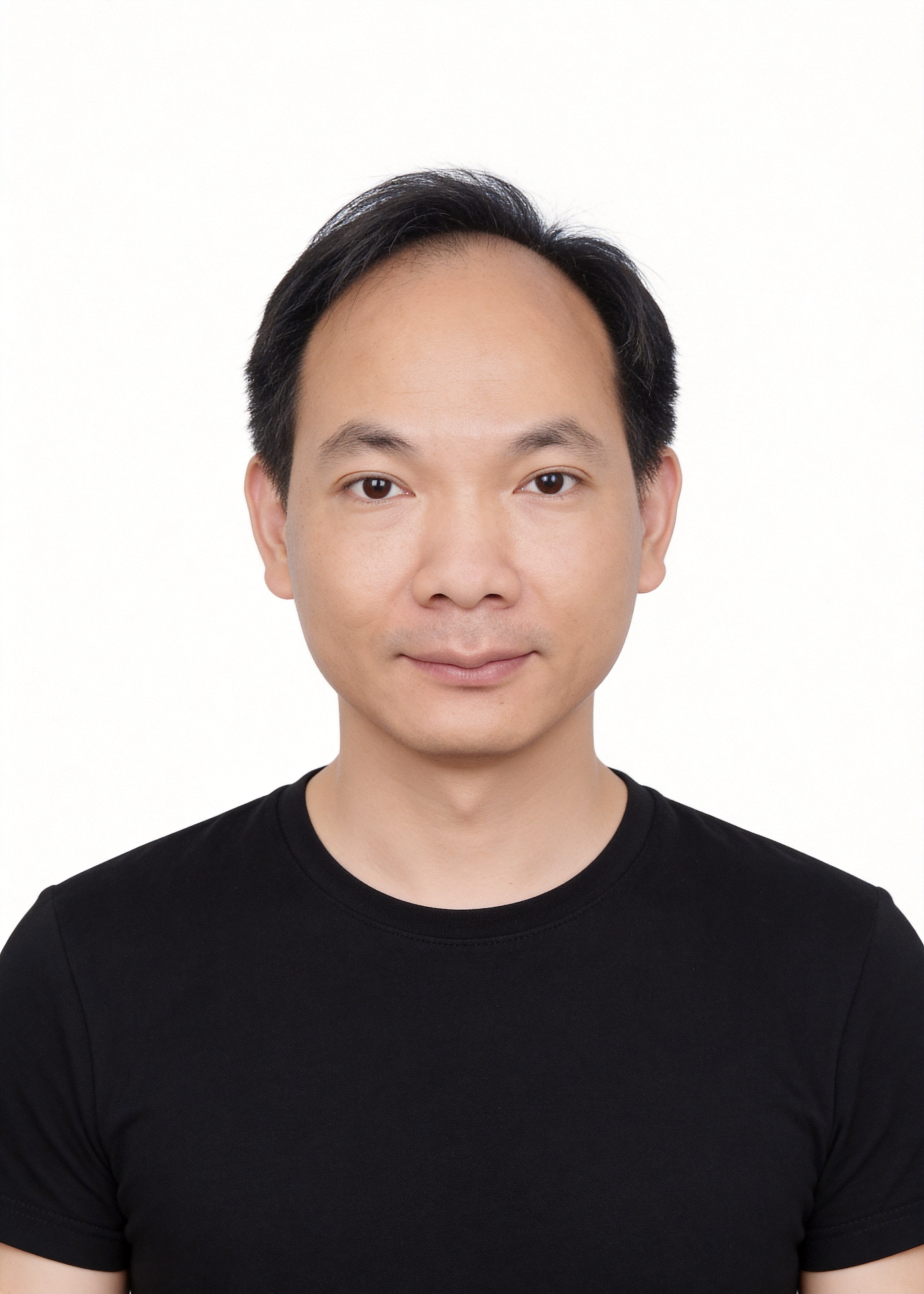 保留第一张图中人物发型、脸型、年龄特征生成标准样式纯正面证件照… - 图片创意预览