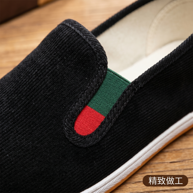 [主图 4] 老北京布鞋鞋口织带细节特写。[氛围风格] 精致做工细节展示，高级质感。[画质] 商业摄影质感、光线柔和通透、产品清晰真实、画面干净高级。[元素] 鞋口水织带装饰区域放大特写，放置在原木桌预览效果