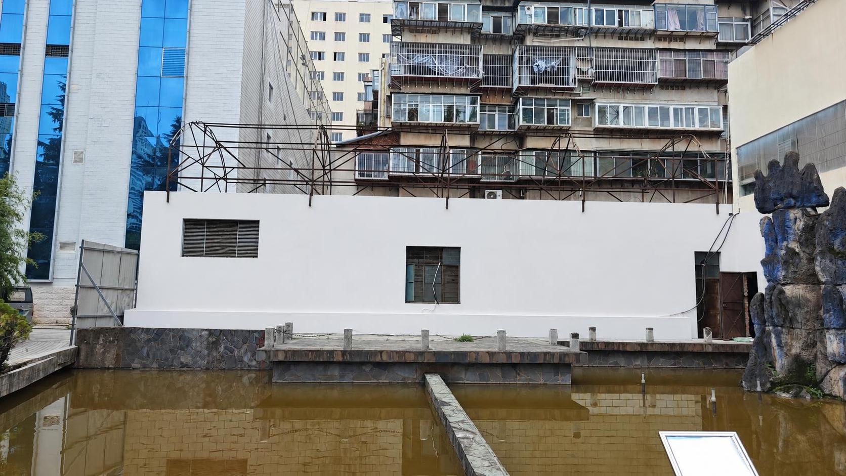 将图片中间的浅灰色砖墙墙体调整为干净的白色墙面，保留墙体上的窗… - 图片创意预览
