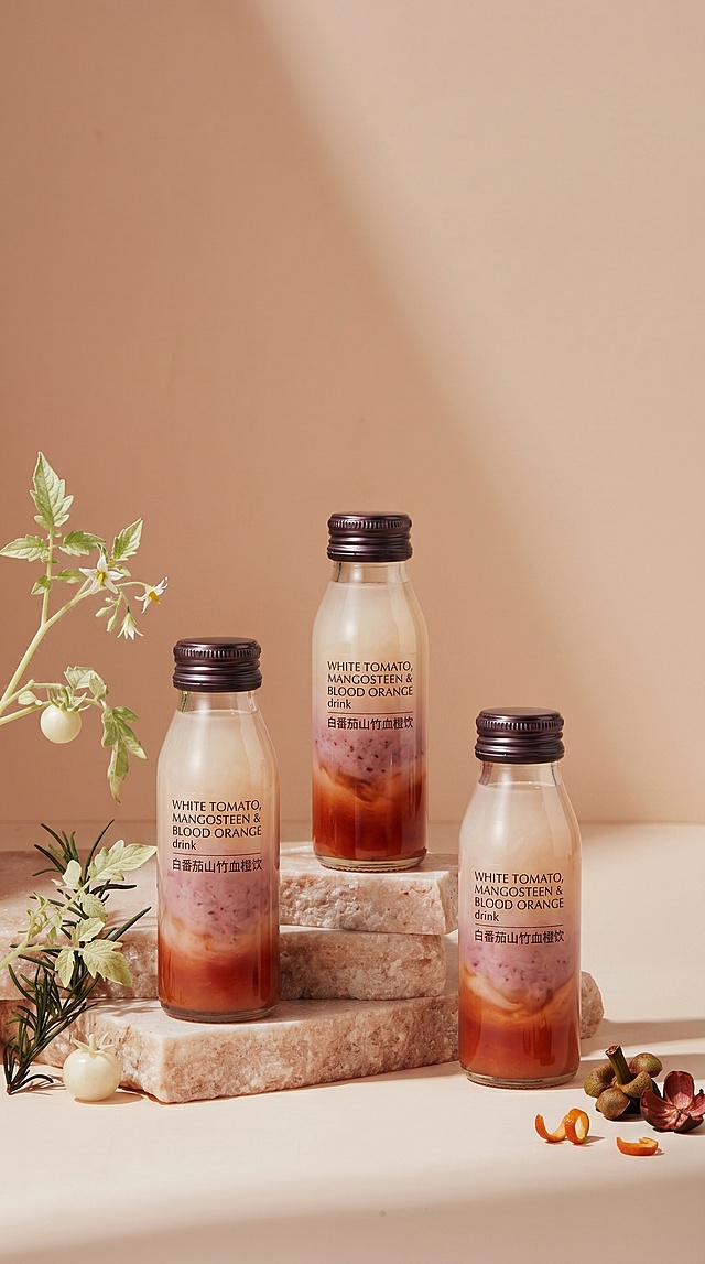 轻拟物风与微缩艺术结合，玻璃瓶中层叠果饮如自然凝萃，光影柔和，质朴实景感中透出清新文艺气息，简约主义设计传递清爽优雅的夏日诗意。