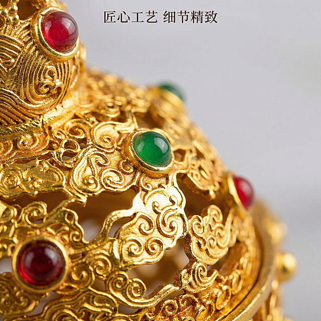 [主图 3] 铜鎏金香炉镂空雕花细节特写
[氛围/风格] 微距特写，极致质感，突出工艺精致感
[画面元素] 商业摄影质感、光线柔和通透、产品清晰真实、画面干净高级。放大特写香炉镂空雕花区域，展示花丝纹理细节与宝石镶嵌工艺，金属雕刻纹理清晰可见，光影突出金属立体感，背景做模糊虚化处理，突出细节主体，保留原图产品材质和色彩。
[配色色系] 主色调：金色金属质感；辅助色：红绿宝石色彩点缀，背景浅灰虚化。
[视角构图] 微距特写，焦点对准雕花位置，浅景深突出细节。
[文字版式] 顶部居中放置主标题 “匠心工艺 细节精致”，小号深色字体，不遮挡细节主体。
[比例分辨率] 1:1 比例，2k 分辨率，文字清晰可辨，超高清。
[负向提示词] 变形，水印，文字错乱，产品图模糊，背景杂乱，文案遮挡主体