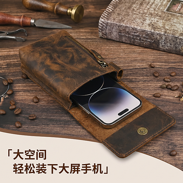 [主图 2] 男士疯马皮腰包功能展示图，放置大尺寸手机
[氛围风格] 复古工装风，高级质感，真实使用场景
[画质] 商业摄影质感、光线柔和通透、产品清晰真实、画面干净高级
[元素] 棕色疯马皮腰包放置在深棕色实木桌面上，腰包拉开翻盖，露出内部正在装入大屏智能手机，展示实际容量，保持腰包外观（物理结构、材质质感、颜色）与输入产品图绝对一致，杜绝任何变形和色差，精细化处理。桌面点缀咖啡豆装饰，背景虚化突出产品，商品主体占比约70%，画面满屏无边框
[光影] 柔和顶光，清晰展示腰包开口和内部空间，皮革纹理明暗自然，细节清晰
[配色] 主色调复古棕，辅助深木色，整体沉稳复古
[视角构图] 略微俯视角度，开口正对镜头，容量展示清晰
[文字版式] 左下角负空间标注文字「大空间 轻松装下大屏手机」，深棕文字清晰不遮挡主体
[比例分辨率] 1:1 比例，2k 分辨率，文字清晰可辨，超高清
[负向提示词] 变形，水印，文字错乱，产品图模糊，背景杂乱