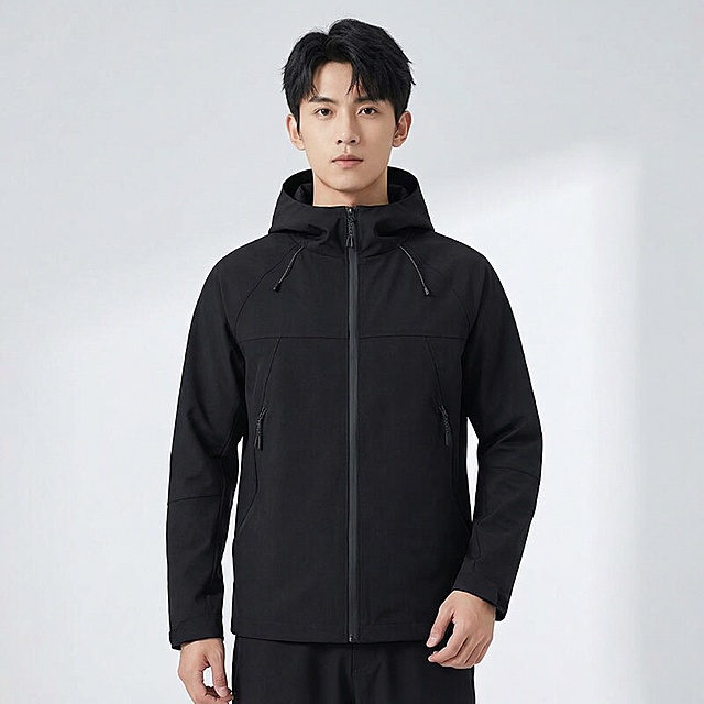 黑色连帽夹克外套，年轻时尚潮流东亚男性模特，和浅蓝色同款模特，拉链拉上穿着，正面半身展示到腰部，和浅蓝款保持相同的浅灰白色摄影棚背景，保留自然墙角柔和光影层次感，穿搭和谐，保持1:1正方形构图，柔和漫射光影，淘宝电商主图，动作幅度自然偏小，突出夹克版型和面料细节，整体风格和浅蓝款统一。