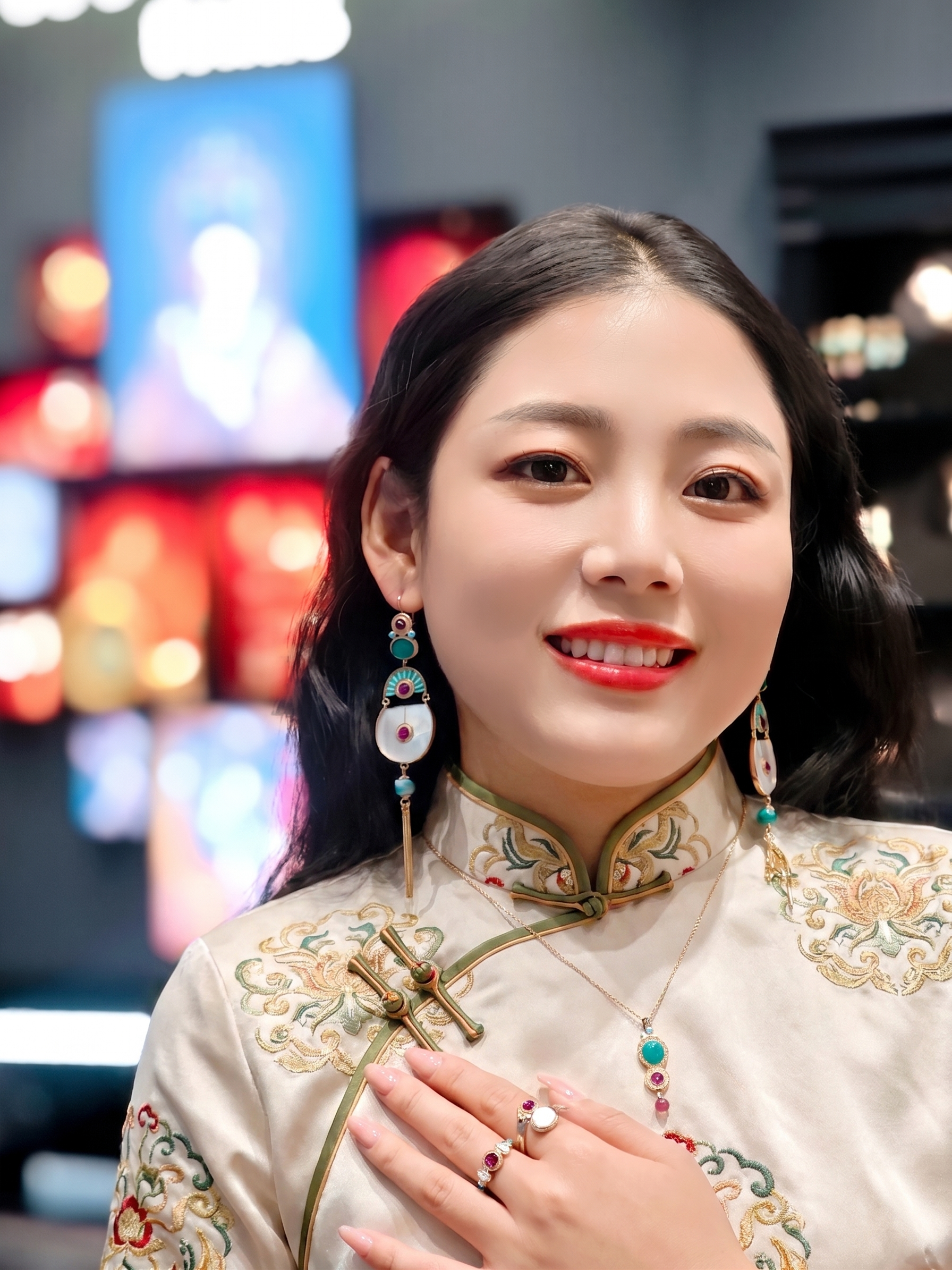 仅将模特的衣服换成新中式风格服装，保持背景不变，保持人物角度、… - 图片创意预览