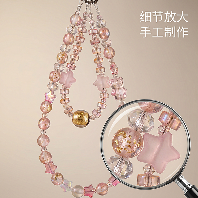 [主图 3] 串珠挂饰细节放大展示图，突出手工串珠工艺细节。[氛围风格] 精致细腻质感，清新甜美风格。[画质] 商业摄影微距特写质感，纹理清晰，产品细节锐利，画面干净高级。[元素] 放大镜特效框选放大粉色星星和金箔琉璃珠的局部细节，展示珠子通透质感和金箔闪片，星星的柔光材质，手工串珠的走线做工，保持产品材质纹理与原图一致，产品整体在画面中，放大区域作为视觉焦点。商品主体占比约70%，背景用浅渐变米色衬托，简洁不抢焦点，满屏无边框。[光影] 柔和侧光突出珠子的通透纹理和金箔的闪片反光，放大区域光影更明亮，细节清晰可见，整体通透有层次。[配色] 浅米色背景，衬托产品粉色系，搭配金属银色光泽。[视角构图] 平视特写视角，放大区域在画面右下方成为视觉焦点，整体产品依然完整呈现。[文字版式] 右上角负空间标注卖点，"细节放大 手工制作"，白色细体字清晰不抢镜，不遮挡产品主体。[比例分辨率] 1:1 比例，2k 分辨率，超高清细节清晰。[负向提示词] 变形，水印，文字错乱，产品模糊，背景杂乱，细节模糊，遮挡主体