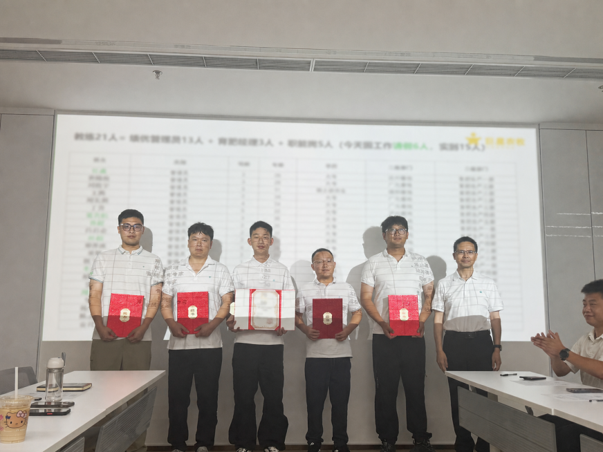不改变原图片人物主体，仅将背景上的文字做模糊处理，保持其他部分不变预览效果