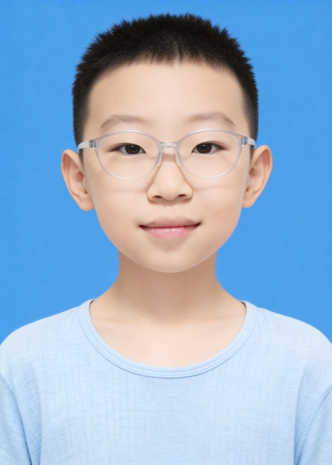 保留第一张图中人物发型､脸型､年龄特征生成标准样式纯正面儿童证件照;人物主体严格居中,头部大小与位置严格对齐第二张图,双肩水平平衡,面部中轴线对齐画面中心,正视前方;标准儿童证件照构图,人物绝对居中,预览效果