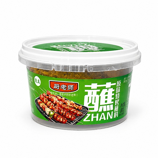 产品精修，产品置于纯白背景上，专业商业棚拍光，5500K标准中性白光，轮廓光，体积光，曝光正确，强烈真实立体感，接地处保留干净浅淡的自然接触阴影，严禁大片投影、脏灰阴影和悬浮感，主体居中，商品完整入画不裁切，商品外轮廓视觉体量约画面60%-80%，四边均匀留白约10%-20%，严禁满幅铺满与贴边顶满，极致超清画质，细节清晰锐利，4K分辨率，商业级实拍质感，保留原图真实材质与结构细节，3d渲染，提升商品洁净度和商业新品感，清除旧痕、灰暗、脏斑和不均匀色块，智能平整皱褶、压痕、塌陷和鼓包，修复划痕、磨损、掉漆、飞边毛刺和使用旧痕，翻新为干净商业新品感，明显提升商品表面洁净度，清理灰尘、污渍、指纹、油污、胶痕和霉点，还原真实物理色彩，消除灰暗感和偏色，锁定原图商品颜色，颜色以输入图为唯一参考，分段部件颜色边界按原图锁定，锁定原图商品轮廓、件数、部件位置、连接关系、标签文字和可见功能细节，只做精修不重绘结构，罐口、肩线、标签和容量比例与原图一致，禁止改开口方向、改盖型、拉伸瓶身或重排文字，亮面塑料质感，高光明确，曲面反光顺滑，表面光洁，正视图，标准透视校正，正常透视焦段，保持同类机位，比例1:1