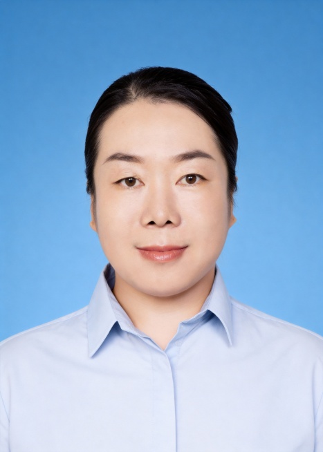保留第一张图中人物发型､脸型､年龄特征生成标准样式纯正面证件照;人物主体严格居中,头部大小与位置严格对齐第二张图,双肩水平平衡,面部中轴线对齐画面中心,正视前方;标准证件照构图,人物绝对居中;头顶上方预览效果