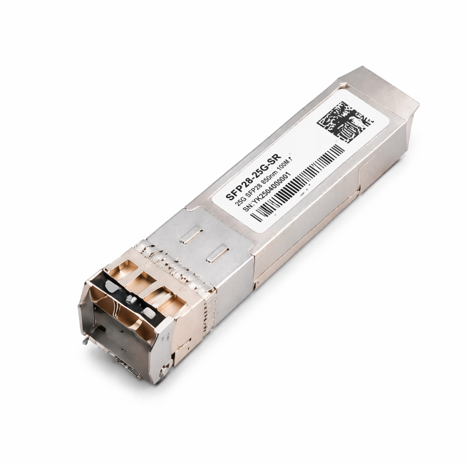 生成一张800X800像素的纯白色背景电商主图，展示YEKUN 25G SFP28 SR双纤100M光模块产品，保持产品外观、金属质感、银灰色与原图完全一致，修正所有不清晰文字，保证所有标签文字清晰可预览效果
