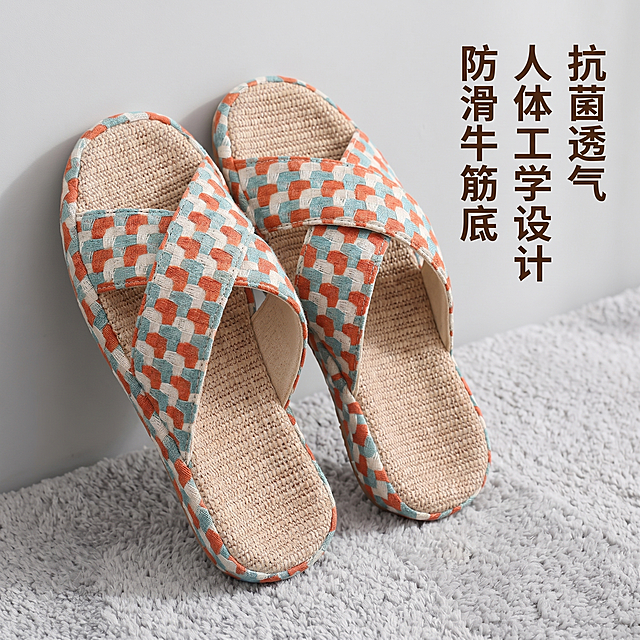 [主图-2] 夏季亚麻拖鞋细节卖点展示图
[氛围风格] 简约轻奢家居风
[画质] 商业摄影质感、光线柔和通透、产品清晰真实、画面干净高级
[元素] 特写展示一双橙蓝格纹亚麻拖鞋的正面，突出亚麻编织内底和亲肤格纹面料，保持拖鞋外观（物理结构、材质质感、颜色）与输入产品图绝对一致，杜绝任何变形和色差，精细化处理。商品主体占比严格控制在65%左右，放置在浅灰色毛绒地毯上，背景留白干净，画面满屏无边框。
[光影] 柔和均匀顶光，清晰呈现编织纹理，亚麻材质透气感突出，光影层次自然
[配色] 整体低饱和浅灰背景衬托格纹亮色，清新透气，视觉舒适
[视角构图] 45度俯视特写，焦点落在亚麻内底，主体突出
[文字版式] 右侧竖向排版卖点：抗菌透气 人体工学设计 防滑牛筋底，深棕色文字，错落排版，不遮挡产品细节
[比例分辨率] 1:1 比例，2k 分辨率，文字清晰锐利，画面超高清
[负向提示词] 变形，水印，文字错乱，产品图模糊，背景杂乱，绝对化违禁词