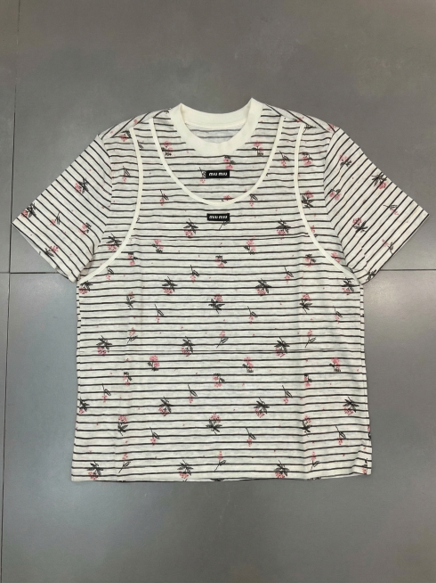 参考两张图片上衣服的图案，将图片中衣服的印花元素变得清晰，保持原衣服的条纹、花朵图案和整体风格效果不变，高清修复预览效果