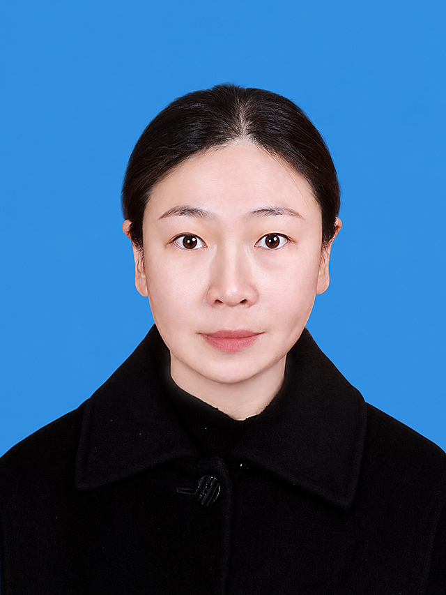 保留人物不变，将原来的红色背景更换为标准证件照蓝色，色值：RGB R:67 G:142 B:219，调整尺寸不小于2000×2667，保持人物清晰自然，最终输出为jpg格式，文件大小不低于3M
