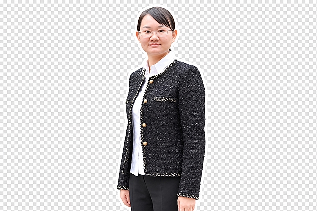 将图中的人像完整抠出，去除所有背景，在人像边缘添加一圈均匀的白色描边（白边宽度适中，边缘平滑干净），背景为透明