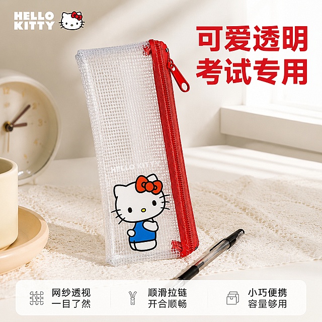 [主图1] HelloKitty联名透明网纱笔袋首图，桌面通勤场景展示
[氛围风格] 清爽简约ins风，治愈干净学习氛围感
[画质] 商业摄影质感，光线柔和通透，产品清晰真实，画面干净高级
[元素] HelloKitty透明网纱笔袋居中放置，主体完整展示，保留HelloKitty红色蝴蝶结蓝色服饰的标志性设计，红色拉链细节清晰，保持产品外观、物理结构、材质质感、颜色与输入产品图绝对一致，杜绝任何变形和色差，精细化处理。浅米色简约桌面背景，旁边放一支黑色中性笔，桌面点缀浅米色蕾丝桌布纹理，商品主体占比约70%，画面满屏无边框
[光影] 上午侧窗自然光入射，整体明亮通透，网纱纹理有自然光影层次，红色拉链高光清晰，暗部保留细节不发黑
[配色] 主色调为米白浅灰，点缀红色和蓝色，清新明快
[视角构图] 平视四分之三角度，主体居中，景深适中，产品轮廓完整不裁切
[文字版式] 左上角HELLO KITTY品牌标识保留原图字形配色，左对齐留安全边距。大字主文案 "可爱透明 考试专用"，红色粗体无衬线，放置在右上角负空间；底部三分栏，每栏小文字卖点：第一栏"网纱透视 一目了然"，第二栏"顺滑拉链 开合顺畅"，第三栏"小巧便携 容量够用"，深灰色小文字，白底清晰可读，不遮挡主体
[输出要求] 1:1比例，文字清晰可辨，超高清商业摄影质感
[负向提示词] 变形，文字错乱，产品图模糊，背景杂乱，水印，电商平台Logo