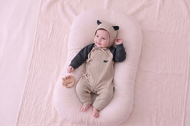 把图1模特的衣服替换成图2的衣服，保持图2衣服的版型和面料纹理质感。把图1模特的帽子替换成图3的帽子，保持图3帽子的版型和纹理质感。其他保持不变。