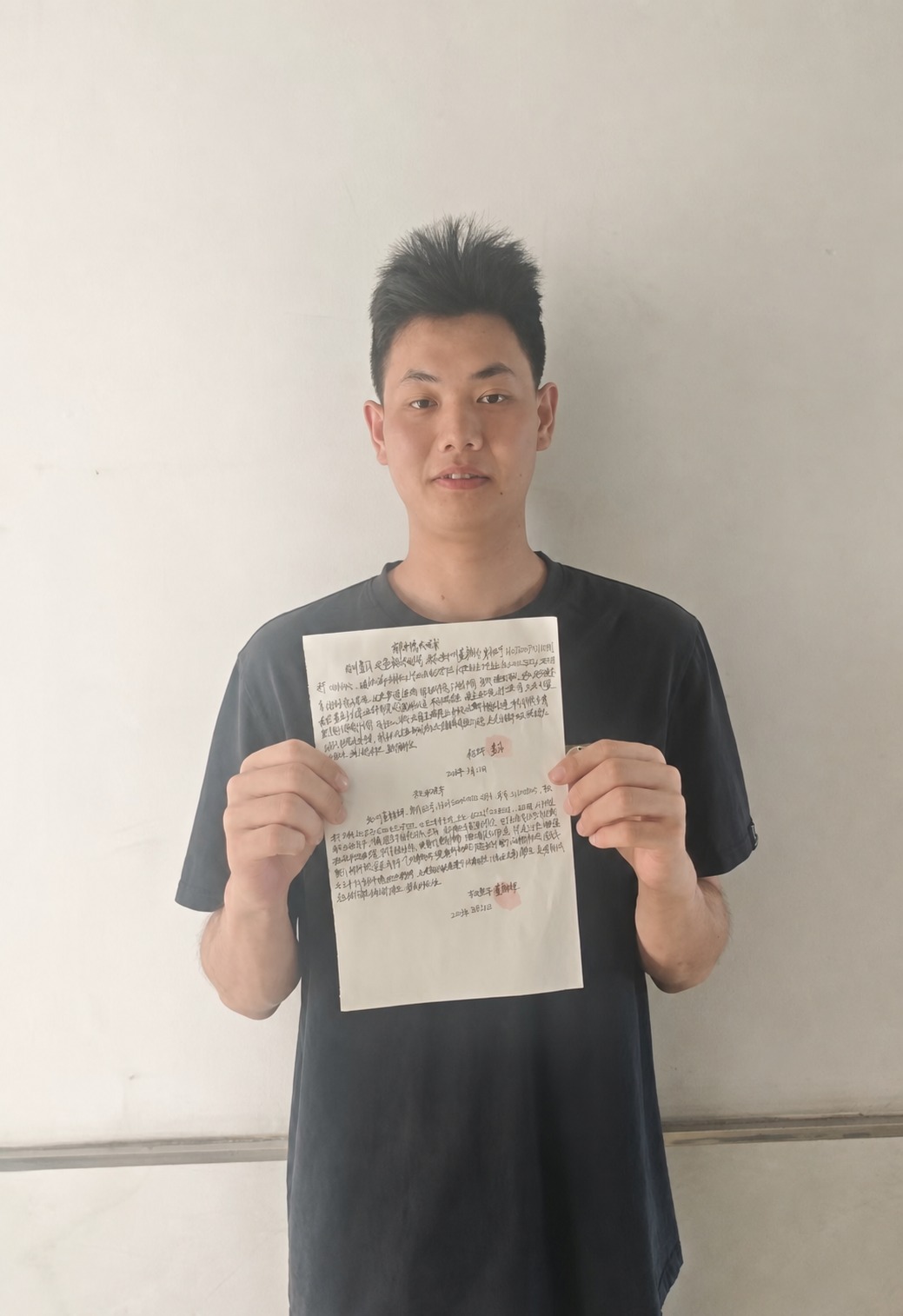 将第一张图中人物的头部替换为第二张图中的人物头部，保持身体、衣… - 图片创意预览