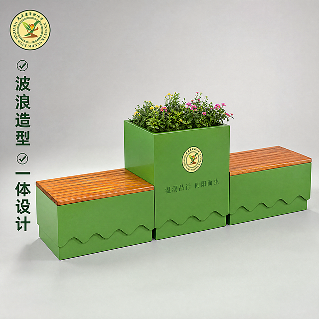 [主图-2] 组合花箱座椅结构细节展示
[氛围风格] 专业清晰产品细节展示风
[画质] 商业摄影质感、光线柔和通透、产品清晰真实、画面干净高级
[元素] 保持这款组合式花箱座椅的产品外观（物理结构、绿色箱体、木质座椅板、品牌logo和文字）与输入产品图绝对一致，精细处理结构细节。聚焦展示产品的波浪形底部造型、木质座椅拼接工艺、箱体喷漆表面细节，花箱保持鲜花种植状态，放置在干净浅灰色摄影背景上。商品主体占比约75%；画面满屏无边框
[光影] 均匀影棚柔光，清晰展现产品表面纹理和结构层次，高光柔和不溢光，暗部细节保留清楚
[配色] 产品保持原有绿色箱体和木色座椅，浅灰色背景衬托主体，突出产品本身颜色和材质
[视角构图] 45度斜侧平视拍摄，突出箱体和座椅连接处结构，景深适中，结构细节清晰
[文字版式] 左上角保留原品牌logo，画面左侧纵向排列卖点文字「波浪造型 一体设计」，深绿色粗体，每个卖点配一个小对勾图标，文字不遮挡主体
[比例分辨率] 1:1 比例，4k 分辨率；文字清晰锐利，画面超高清
[负向提示词] 变形，水印，文字错乱，产品图模糊，背景杂乱，logo变形，结构扭曲，色差