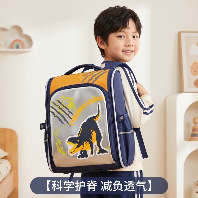 [主图 3] 儿童双肩包护脊结构展示。[氛围风格] 活泼童趣商业电商摄影风格，保持整体风格统一。[画质] 商业摄影质感、光线柔和通透、产品清晰真实、画面干净高级，2k分辨率，文字清晰可辨，超高清。[元预览效果