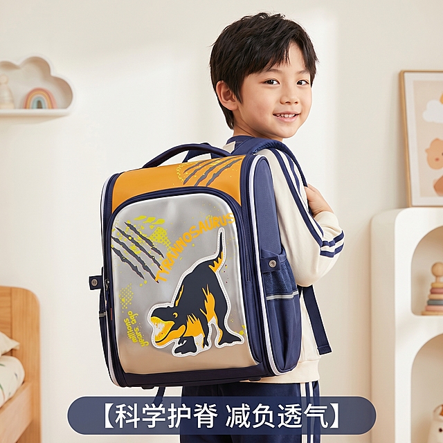 [主图 3] 儿童双肩包护脊结构展示。[氛围风格] 活泼童趣商业电商摄影风格，保持整体风格统一。[画质] 商业摄影质感、光线柔和通透、产品清晰真实、画面干净高级，2k分辨率，文字清晰可辨，超高清。[元素] 亚洲小男孩半身出镜，身高约120cm，穿着休闲运动装，背著这款儿童护脊双肩包，展示实际背负效果和大小比例。包包背在小男孩背上，正面完整展示，保持产品外观（物理结构、材质质感、颜色）与输入产品图绝对一致，杜绝任何变形和色差，精细化处理。小男孩姿态自然，面向镜头微笑。背景为简洁明亮的儿童房墙面，整体干净温馨。商品主体（包包）占比约60%，人物为辅助展示，不抢主体。[光影] 自然柔和的室内光线，均匀明亮，呈现真实背负效果。[配色] 主色调银灰+藏蓝+暖橙，搭配浅暖白色背景，自然温馨。[视角构图] 平视，半身构图，人物和包包完整展示，不裁切。[文字版式] 底部添加简洁文案【科学护脊 减负透气】，白色文字藏蓝色半透明底，居中对齐，不遮挡主体。[比例分辨率] 1:1比例。[负向提示词] 变形，水印，文字错乱，产品图模糊，背景杂乱，遮挡主体，配色刺眼，牛皮癣，人物面部畸形，姿势扭曲。