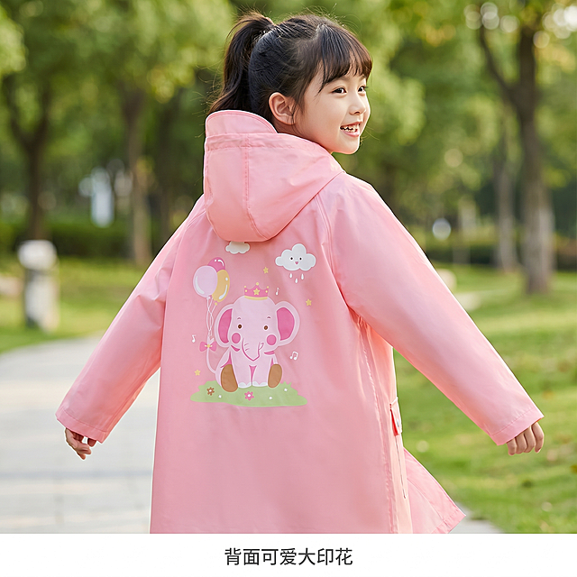 [主图 4] 儿童粉色雨衣背面整体展示，可爱小女孩模特穿着。
[氛围风格] 自然真实，活泼可爱的户外风格，商业摄影质感。
[画质] 商业摄影质感、光线柔和通透、产品清晰真实、画面干净高级。
[元素] 同一位小女孩模特穿着粉色雨衣，展示雨衣背面的大尺寸粉色坐象气球印花图案。保持雨衣背面的图案设计、颜色、材质与输入产品图绝对一致，杜绝任何变形和色差，精细化处理。背景为简约户外公园环境，背景虚化突出产品。小女孩自然转身展示背面，动作自然。商品主体占比约70%，画面满屏无边框。
[光影] 自然柔和户外光线，均匀照亮产品背面，清晰展示印花细节。
[配色] 粉色雨衣搭配绿色户外背景，色彩和谐清新。
[视角构图] 平视背面视角，完整展示雨衣背面整体，不裁切。
[文字版式] 底部居中放置说明文字 “背面可爱大印花”，深灰色小字号，不遮挡主体印花。
[比例分辨率] 1:1 比例，2k 分辨率，文字清晰可辨，超高清。
[负向提示词] 变形，水印，文字错乱，产品图模糊，背景杂乱，色差，产品图案改变，换人换脸