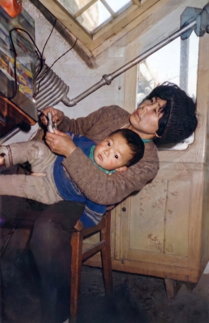 去掉图片最前面的小孩，保留后面的大人和中间小孩，保持原有背景和人物风格一致，整体画质清晰自然预览效果